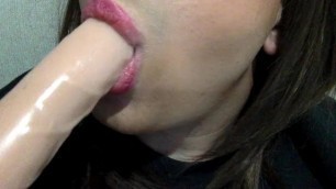 Teen Crossdresser Sexy Lips and Dildo Suck