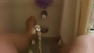 TransGal Pissing in the tub